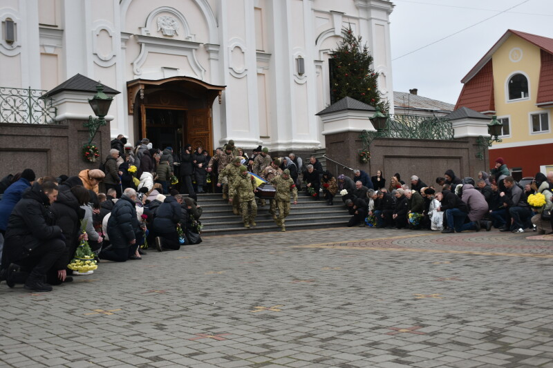 Навіки 53: у Луцьку в останню путь провели полеглого на війні Героя Юрія Смикала
