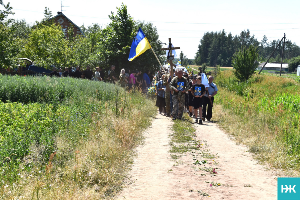Кохана – у чорному, село – в сльозах: на Волині попрощалися з молодим Героєм Володимиром Черевком