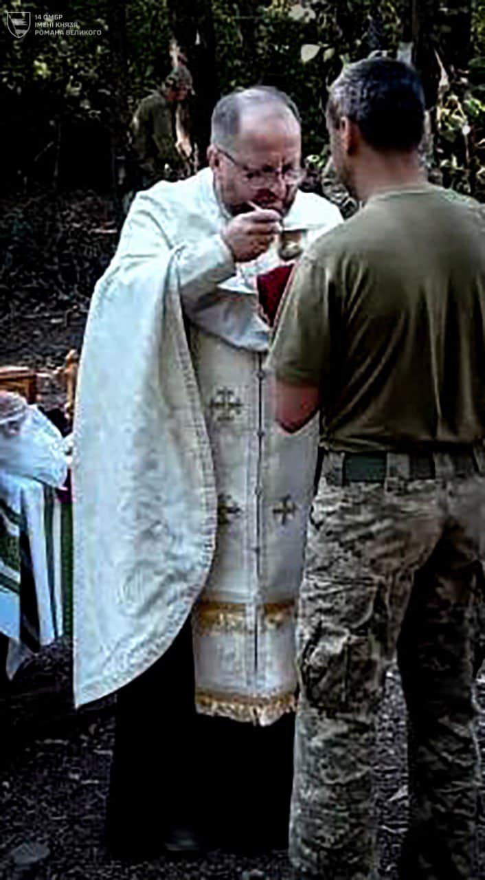 Показали, як капелан волинської бригади проводить таїнство сповіді й причастя на передовій. Фото