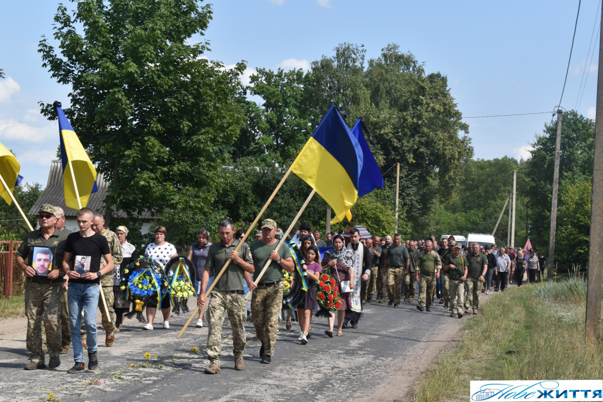 Залишилися дружина та маленький синочок: волиняни попрощалися із загиблим Героєм Миколою Жилком