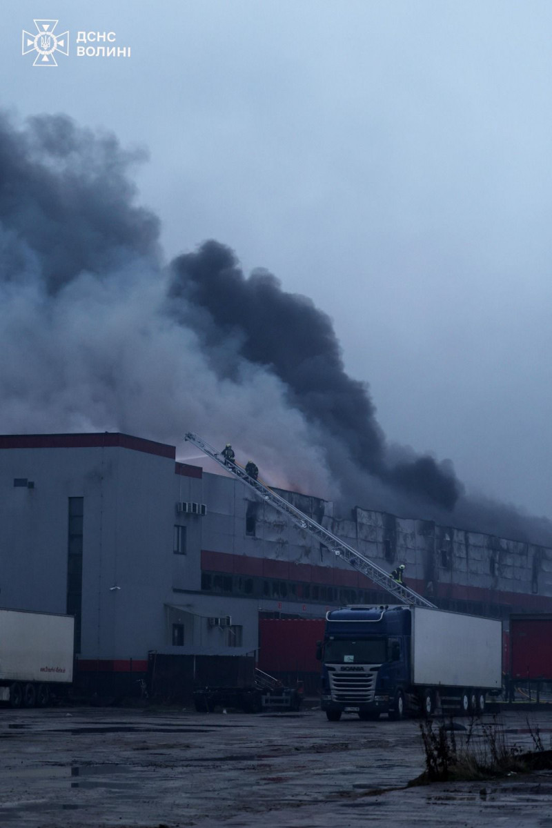 Російські обстріли у Луцьку: рятувальники загасили великі пожежі на цивільних об’єктах. Фото
