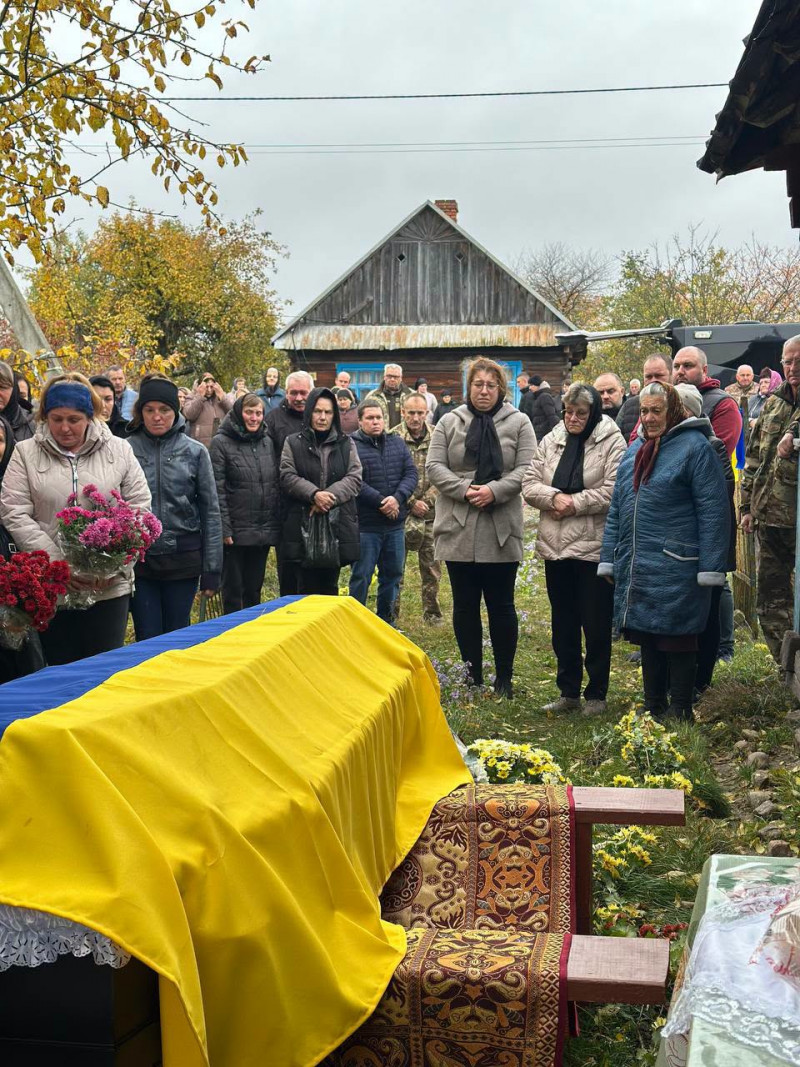 На Волині провели в останню дорогу воїна Романа Лисюка, який помер від важкого поранення