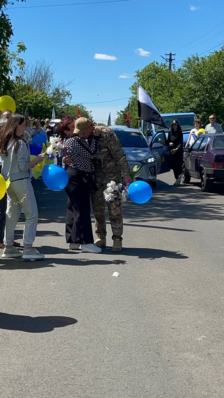 Зі сльозами радості та прапорами: на Волині емоційно зустріли звільненого з полону воїна Вадима Яковського
