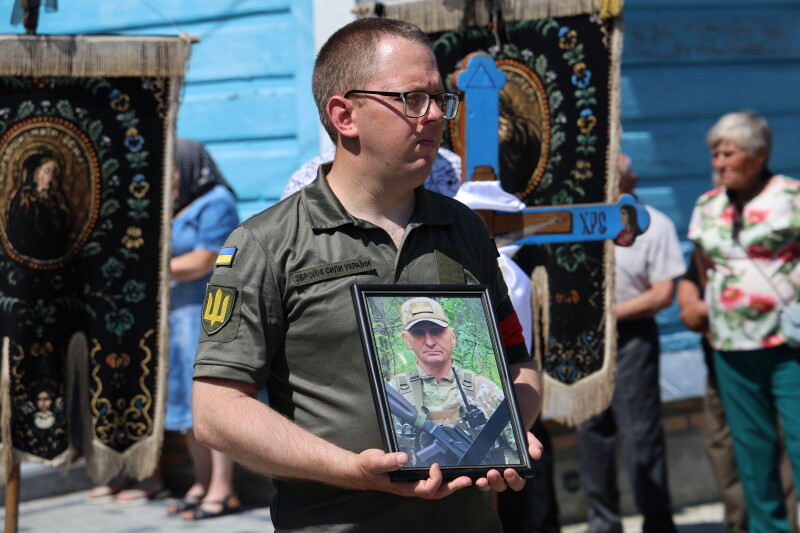 Замість зустрічі — останнє прощання: у Луцькій громаді син із фронту приїхав на похорон батька, який загинув на війні