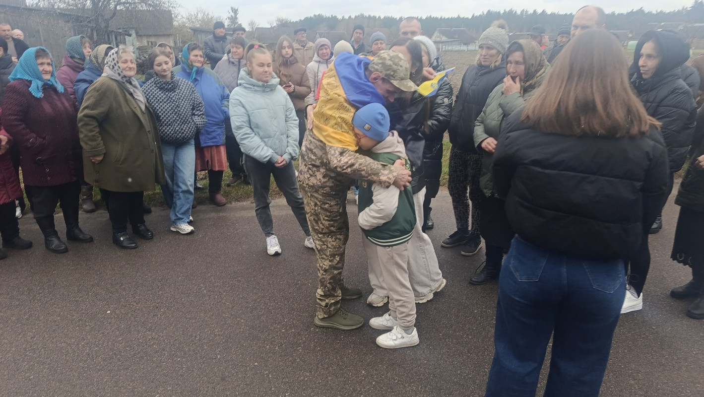 У громаді на Волині зустріли звільненого з полону захисника