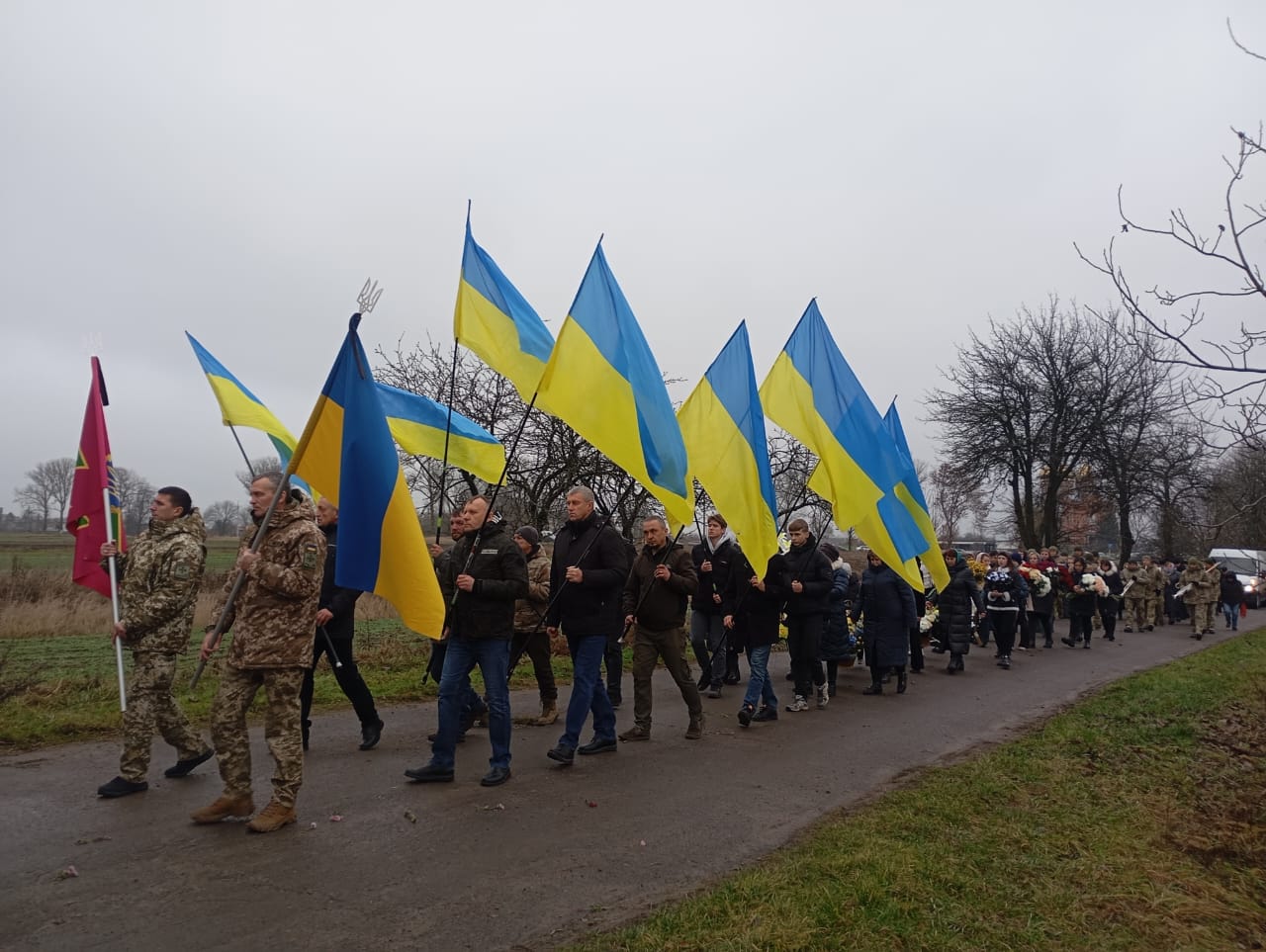 Без батька залишилося троє дітей: волиняни провели в останню дорогу Героя Тараса Парфенюка