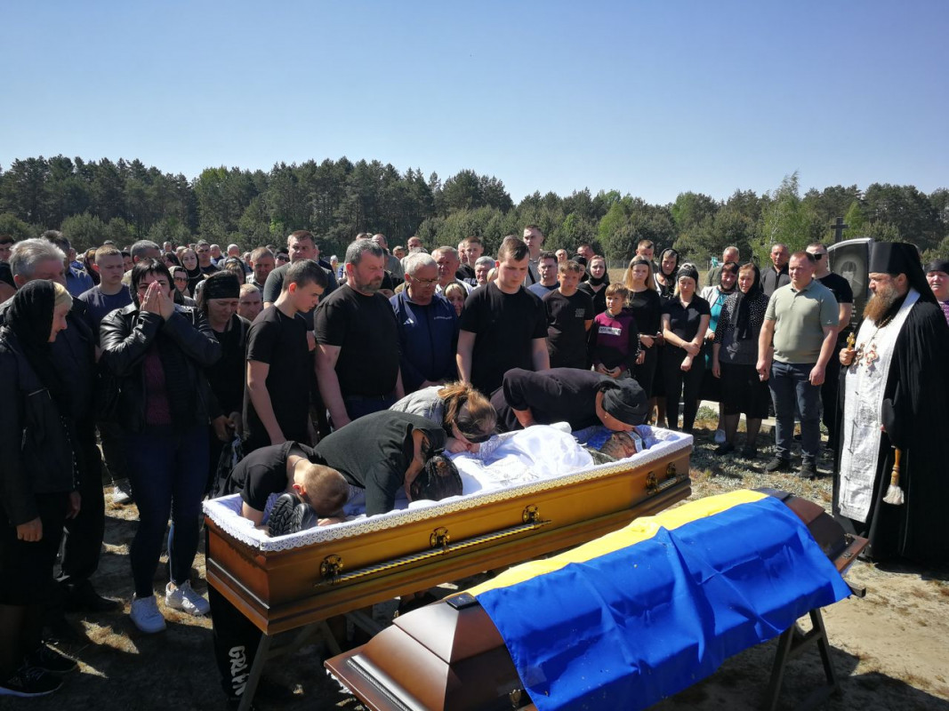 Громада в жалобі: на Волині попрощалися із Героєм Русланом Сулімом