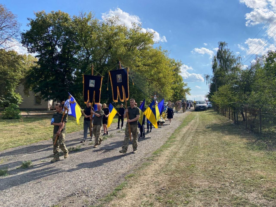 Понад 5 місяців чекали на диво: на Волині попрощалися із загиблим воїном Вадимом Королюком