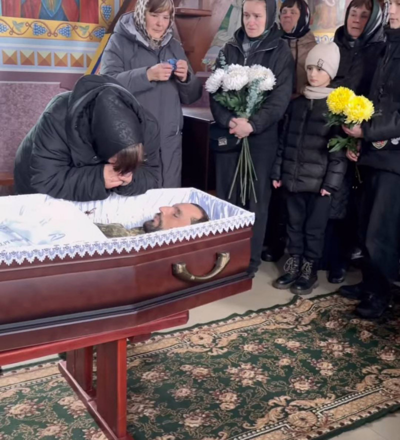 Наприкінці осені мобілізували, а 8 лютого зв’язок з ним обірвався: на Волині провели в останню путь захисника Івана Савлука