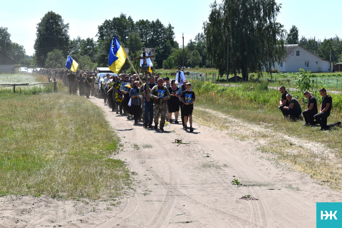 Кохана – у чорному, село – в сльозах: на Волині попрощалися з молодим Героєм Володимиром Черевком