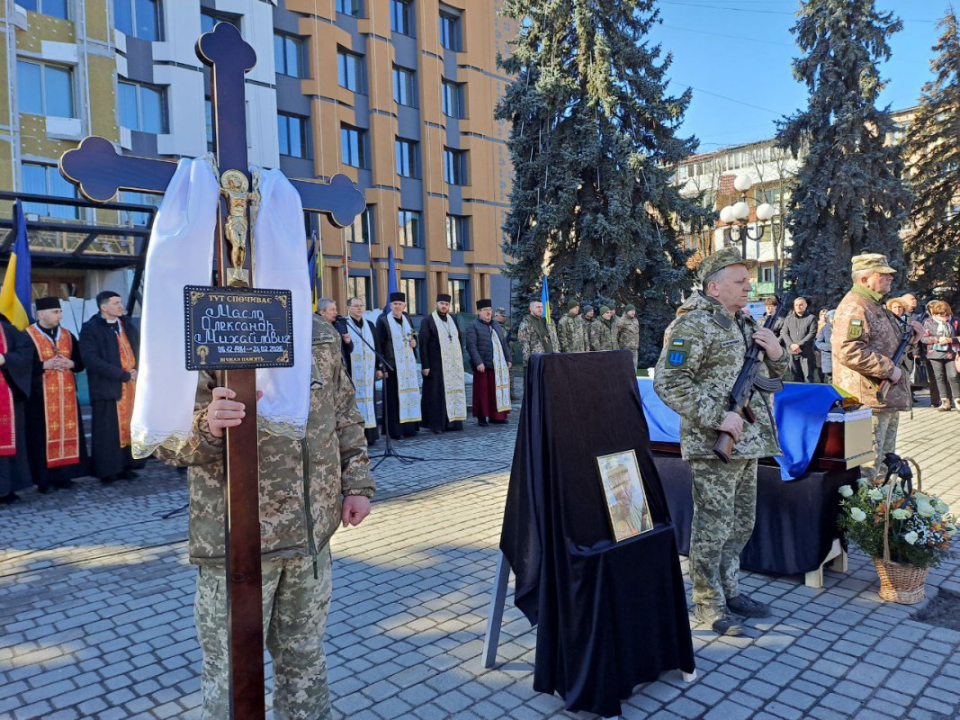 Мав приїхати у відпустку, а повернувся навіки «на щиті»: на Волині попрощалися з Героєм Олександром Маслом