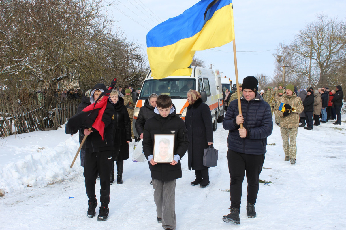Загинув внаслідок удару ворожого безпілотника: на Волині попрощалися з Героєм Володимиром Лавренюком