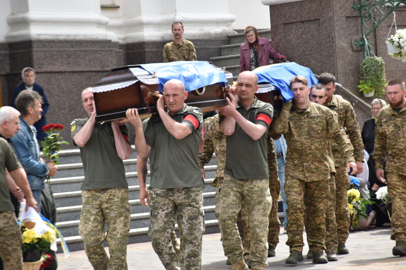 Загинули понад рік тому: у Луцьку попрощалися з двома Героями Андрієм Кравчуком та Романом Смалем