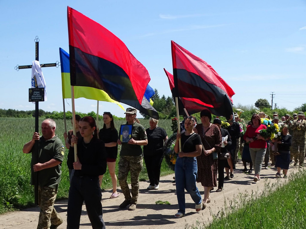 16 місяців вважався зниклим безвісти: на Волині попрощалися з Героєм Дмитром Лободюком