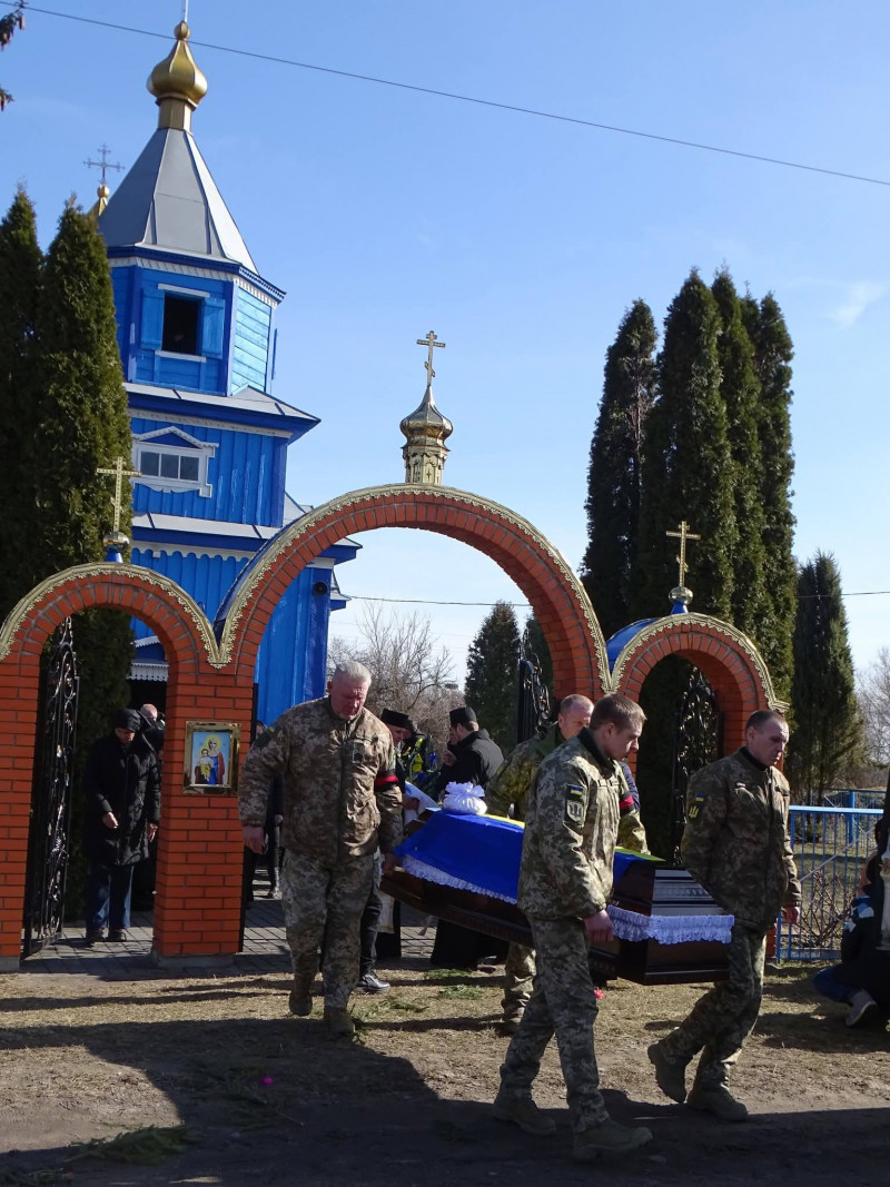 Після довгих місяців невідомості: на Волині провели в останню путь захисника Віталія Дудика