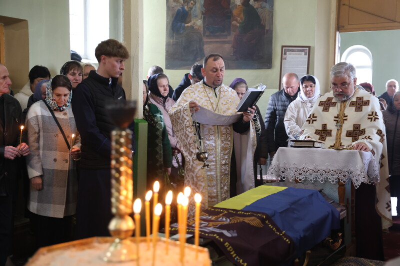 Загинув 15 місяців тому: у Луцькій громаді попрощалися з Героєм Анатолієм Бекасом. Фото
