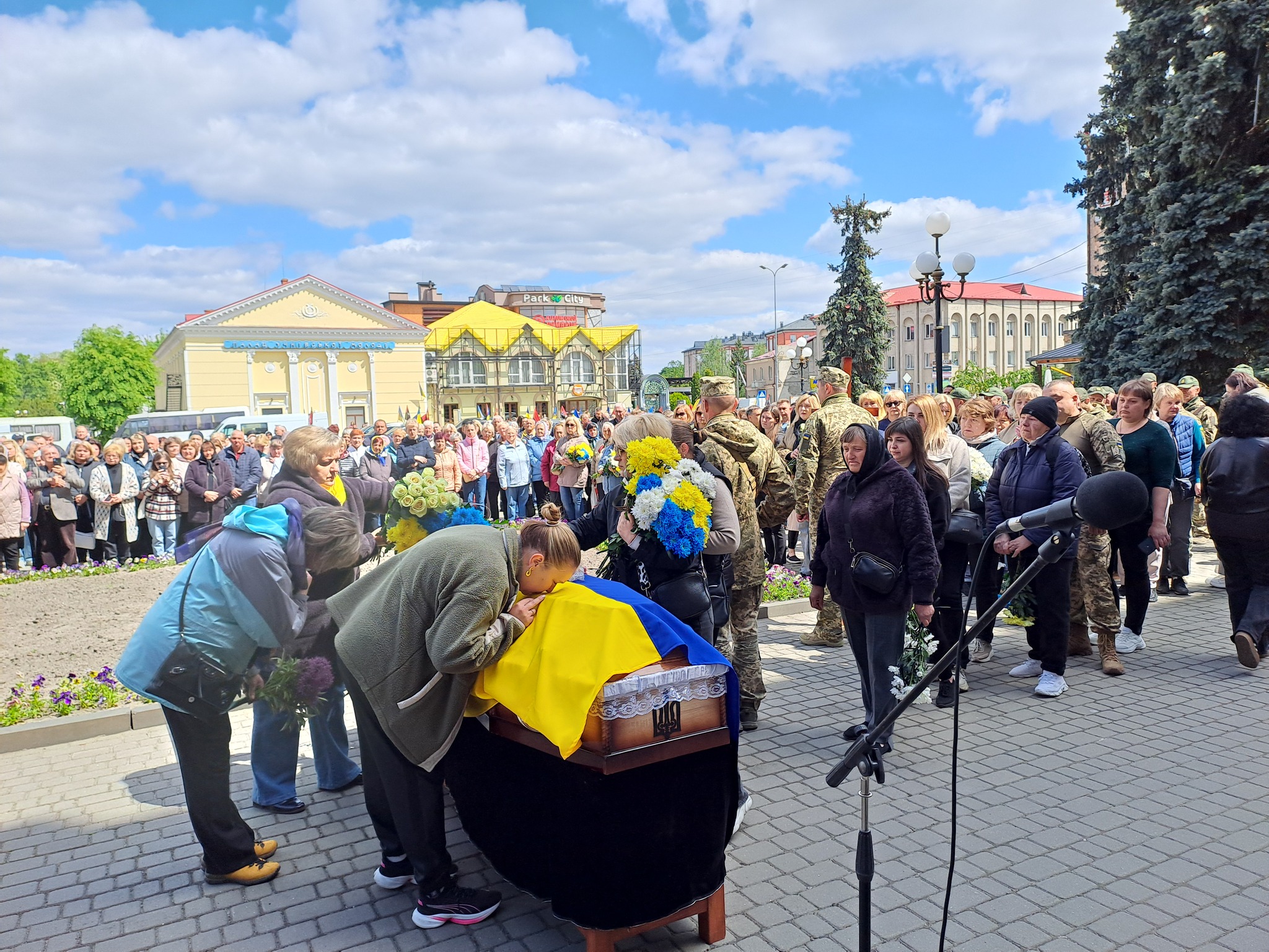 «Тато – моя душа, яку з мене вирвали»: на Волині в один день попрощалися з двома Героями - Максимом Плотніковим та Русланом Фатхудіновим