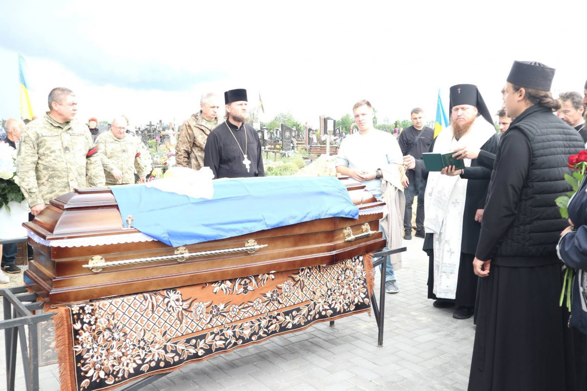 На колінах і зі сльозами: поблизу Луцька в останню путь провели 47-річного Героя Івана Мельника