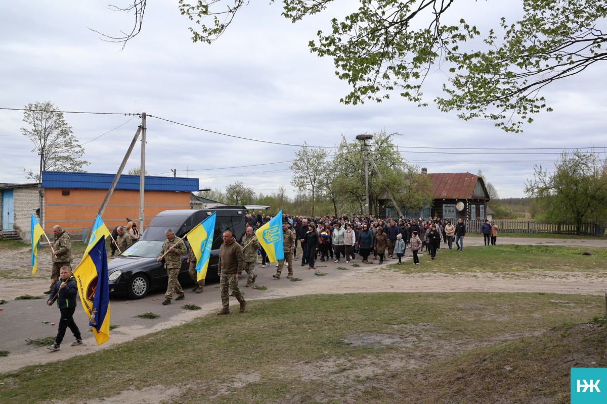 Біль двох сіл: на Волині провели в останню путь воїна Володимира Ридчука