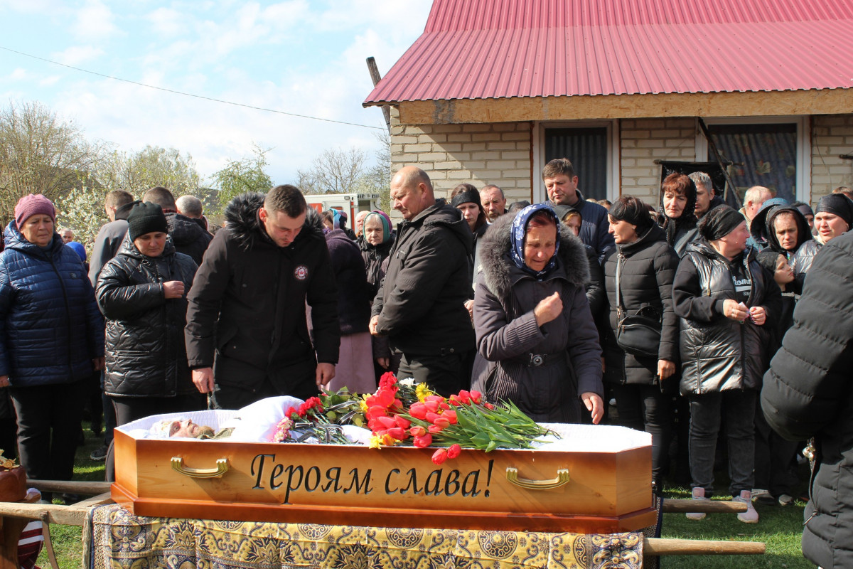 «Тепер тато захищатиме з небес»: волиняни попрощалася з 25-річним Антоном Хвостюком