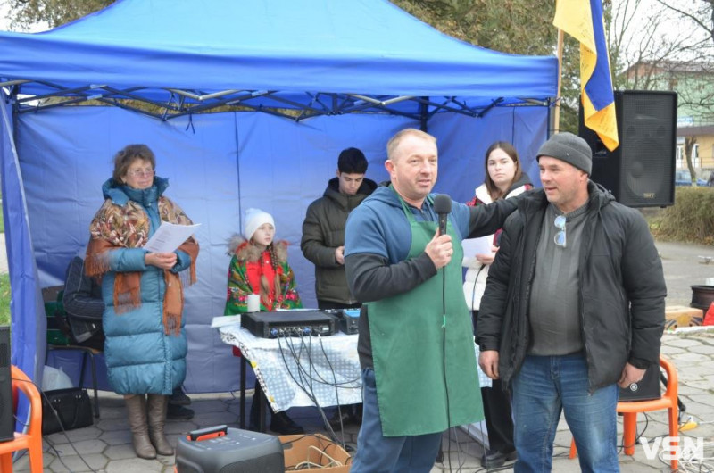 У місті на Волині на благодійному ярмарку зібрали майже 120 тисяч гривень для ЗСУ. Фоторепортаж