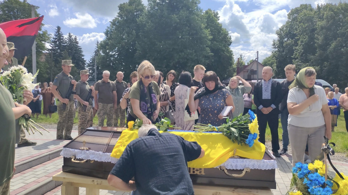 Життя Героя трагічно обірвалося у Курській області: на Волині в останню дорогу провели Віктора Кревського