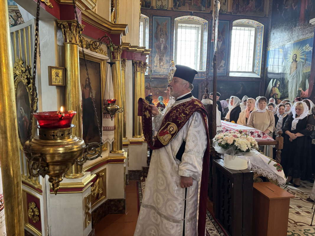 У храмі на Волині митрополит Михаїл очолив Літургію та привітав настоятеля з ювілеєм служіння