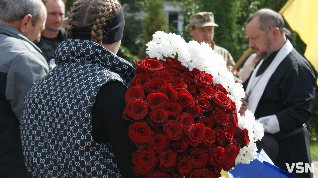 Повернувся додому після майже дворічної невідомості: Рожищенська громада зустріла «на щиті» Героя Віталія Козла. Фото