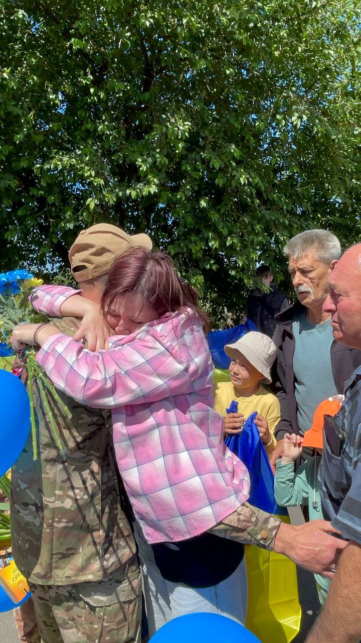 Зі сльозами радості та прапорами: на Волині емоційно зустріли звільненого з полону воїна Вадима Яковського