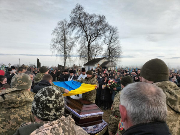 Наймолодший із трьох синів: на Волині попрощалися з Героєм Олександром Євстуровим