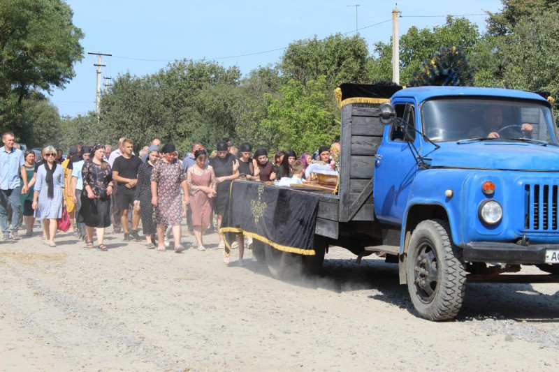 Життя забрала не ворожа куля, а підступна хвороба: на Волині провели в останню путь Віктора Ковальчука
