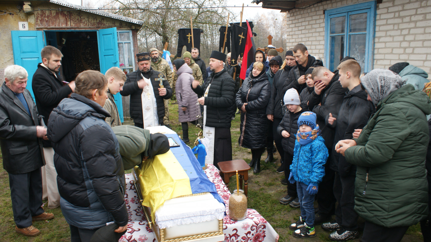 «Встелили всі села квітами, а хлопчика мого немає…»: у громаді на Волині провели в останню дорогу Героя Миколу Загоровця