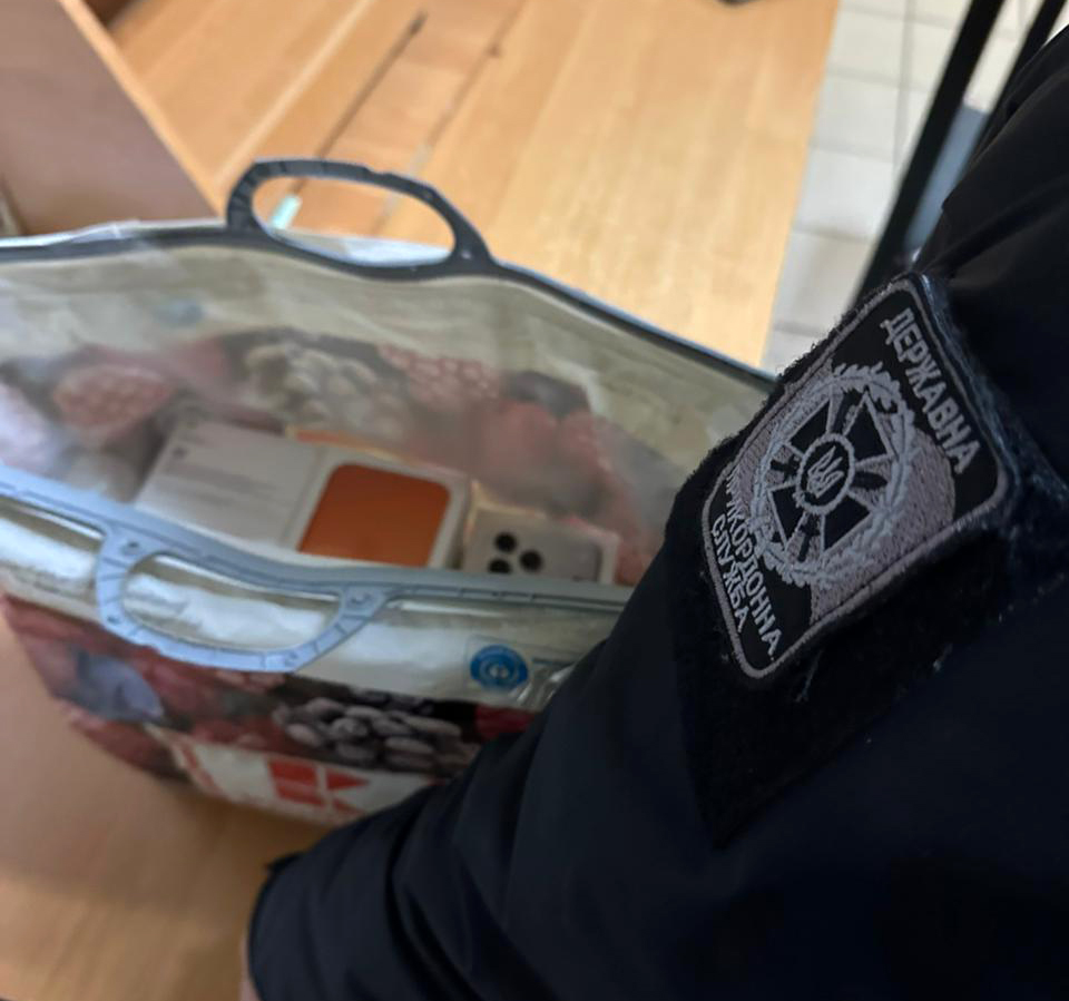 Волинянка незаконно везла через кордон понад 20 iPhone 17 Pro Max на суму 1,6 мільйона