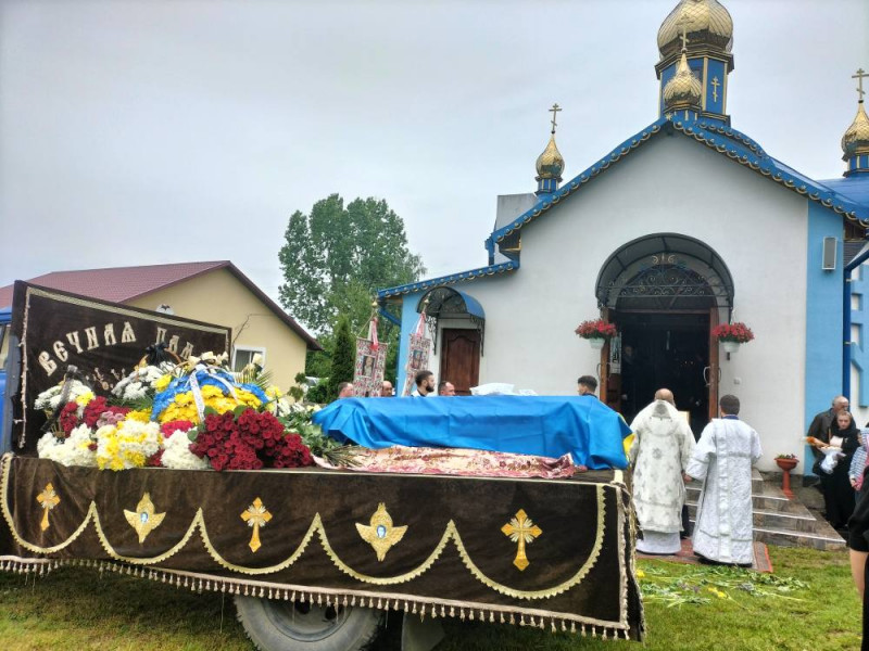 Весільний коровай розділили на кладовищі: на Волині попрощалися з молодими Героєм Сергієм Уляницьким