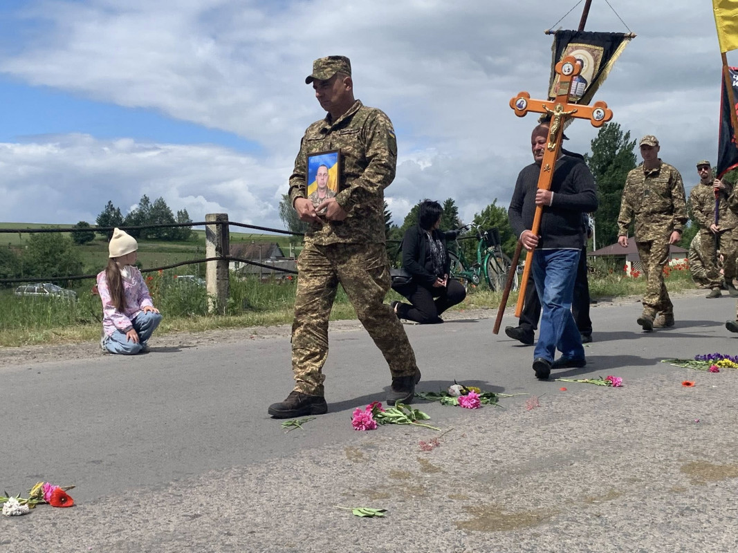 Віддав життя за Україну: на Волині провели в останню дорогу воїна Юрія Ростанюка