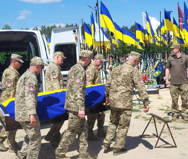 Брат-близнюк був на фронті, а він — «на щиті»: Ковель віддав останню шану 31-річному Михайлу Філіпчуку