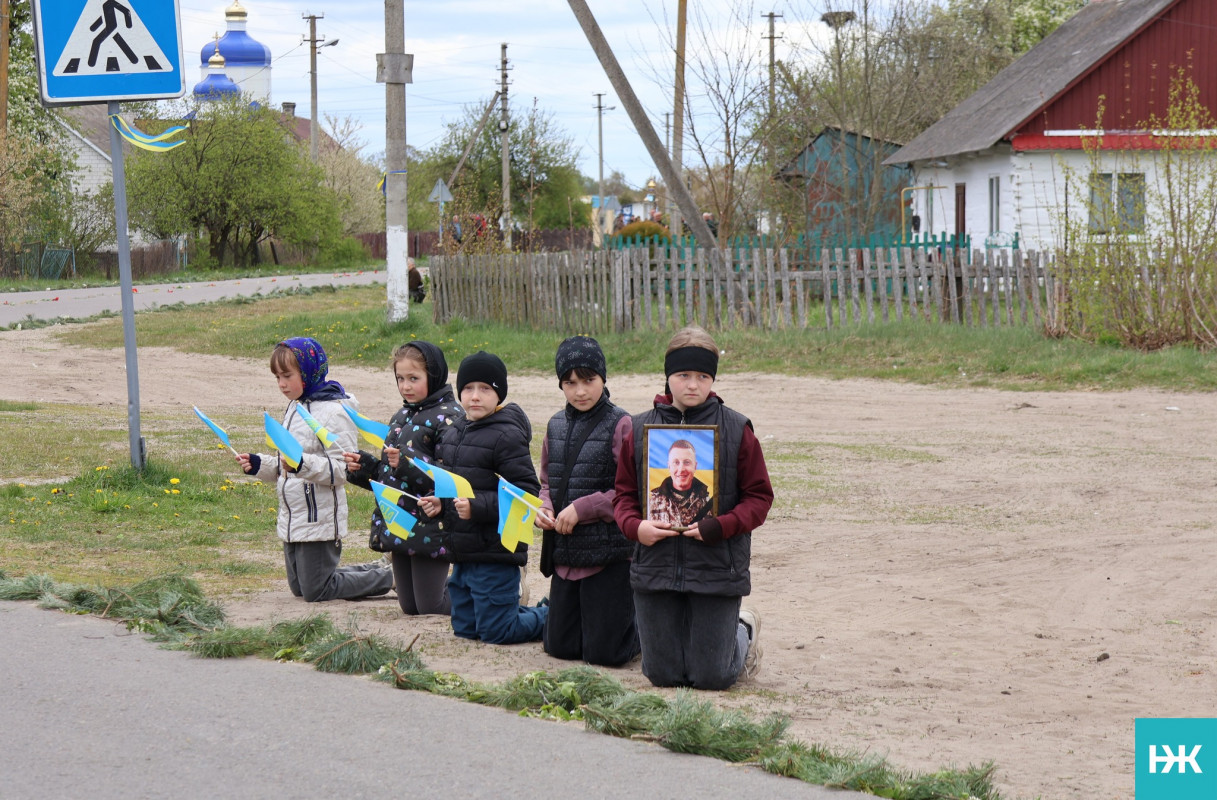Біль двох сіл: на Волині провели в останню путь воїна Володимира Ридчука