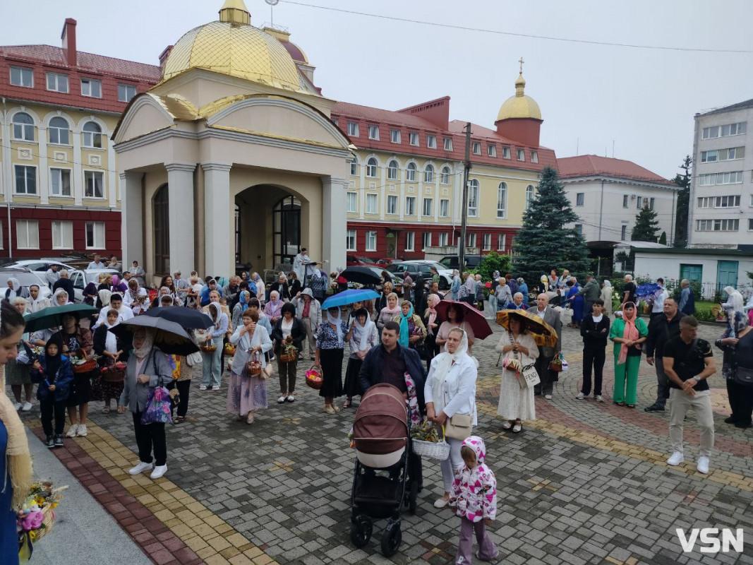 Як у центрі Луцька освячували кошики на Яблучний Спас. ФОТО