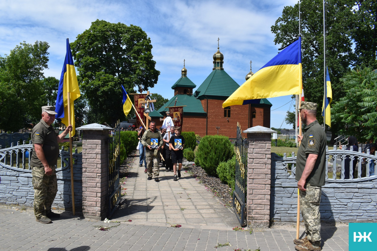 Кохана – у чорному, село – в сльозах: на Волині попрощалися з молодим Героєм Володимиром Черевком