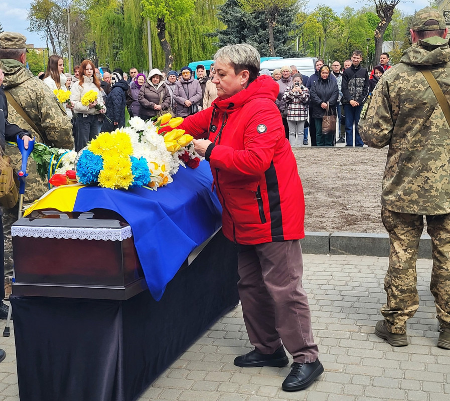 Понад півтора року вважався зниклим безвісти: на Волині провели в останню земну дорогу воїна Валерія Антонюка