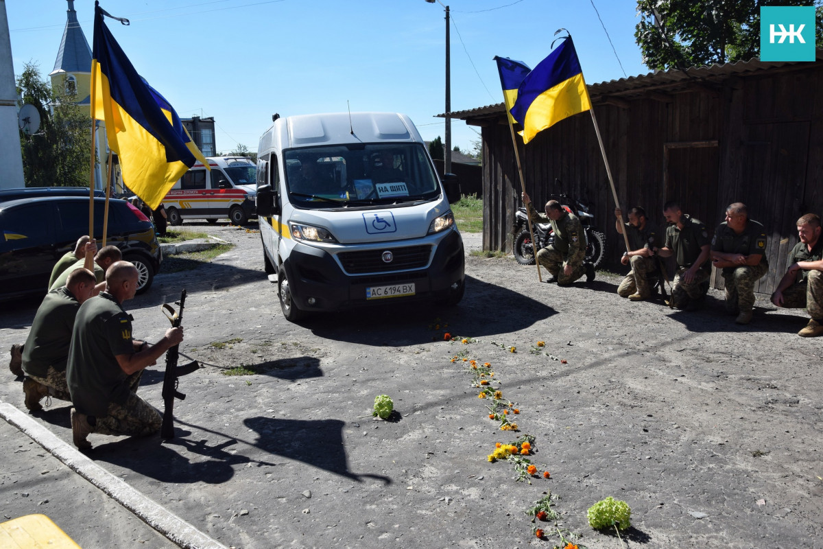 Маленька донечка стояла біля труни і ще не розуміла, що бачить татка востаннє: на Волині попрощалися із молодим Героєм Павлом Макарчуком