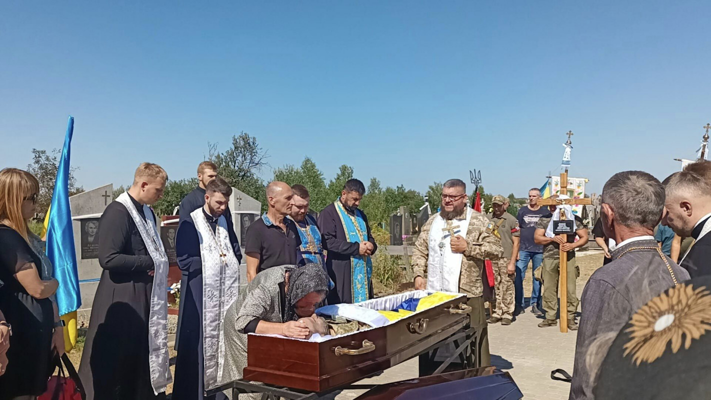 Добрий, спокійний, завжди готовий допомогти: волиняни попрощалися з Героєм Миколою Линником