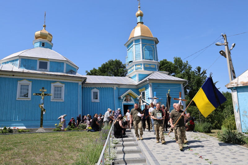 Замість зустрічі — останнє прощання: у Луцькій громаді син із фронту приїхав на похорон батька, який загинув на війні