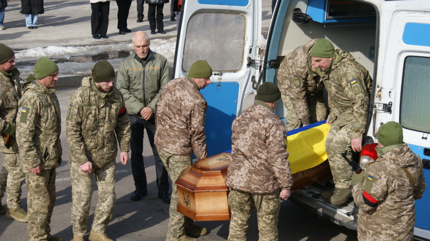 Навколішки і зі сльозами: волиняни попрощалися з Героєм Володимиром Гродським