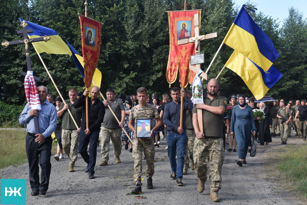 Напівсиротами зосталися троє дітей: на Волині попрощалися з Героєм Олександром Жилкою