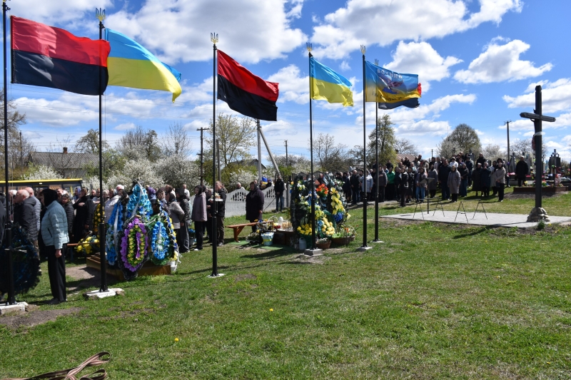 Коровай ділили на кладовищі: на Волині сотні людей прийшли попрощатися з Героєм Миколою Гацем
