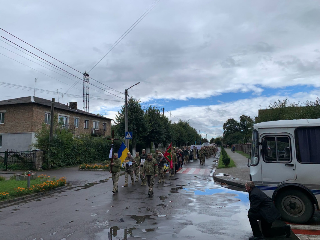 Загинув понад рік тому: у Луцькому районі провели в останню путь захисника Юрія Бондарука