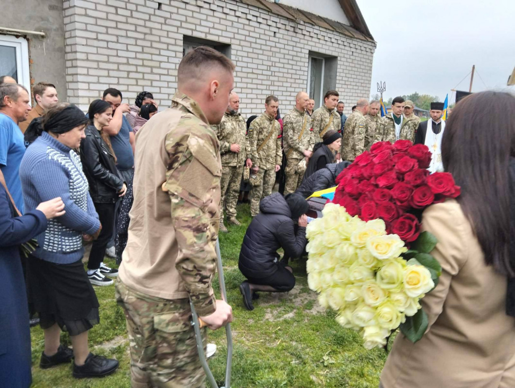 Жорстока війна залишила батьків без сина: у Луцькому районі провели в останню путь 26-річного Героя Романа Климчука