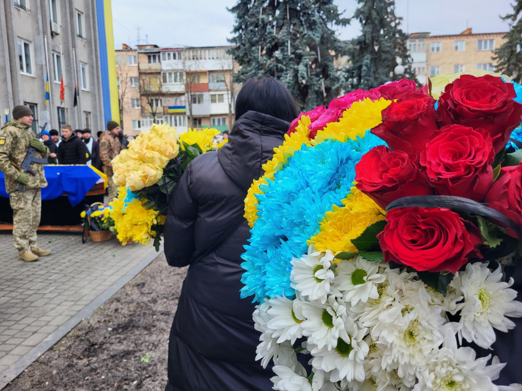 Мріяв одружитися зі своєю коханою: на Волині сотні людей прийшли попрощатися з 33 річним Героєм Андрієм Карацаєм