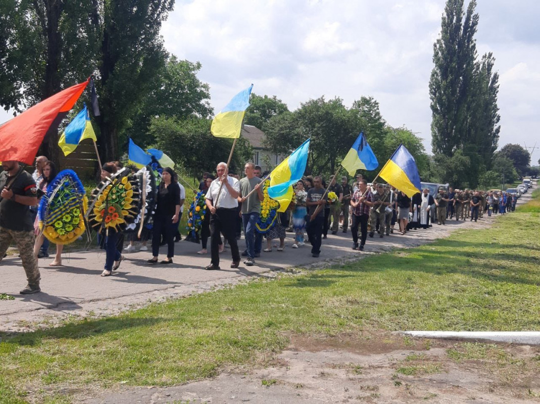 Волиняни на колінах з повним серцем болю попрощалися із загиблим Героєм Володимиром Сидляром